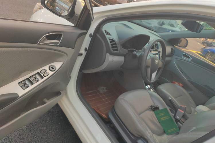 Used Hyundai Verna (older generation) 2014 1.4L Automatic Smart GLS Driver Seat