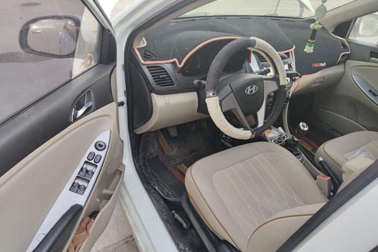 Used Hyundai Verna (older generation) 2014 1.4L Manual Smart GLS Trim Driver Seat