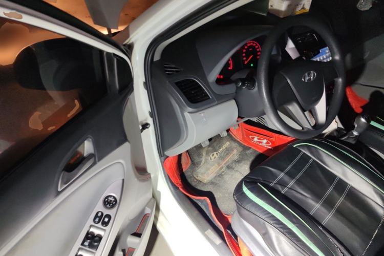 Used Hyundai Verna (older generation) 2014 1.4L Manual Smart GLS Trim Driver Seat