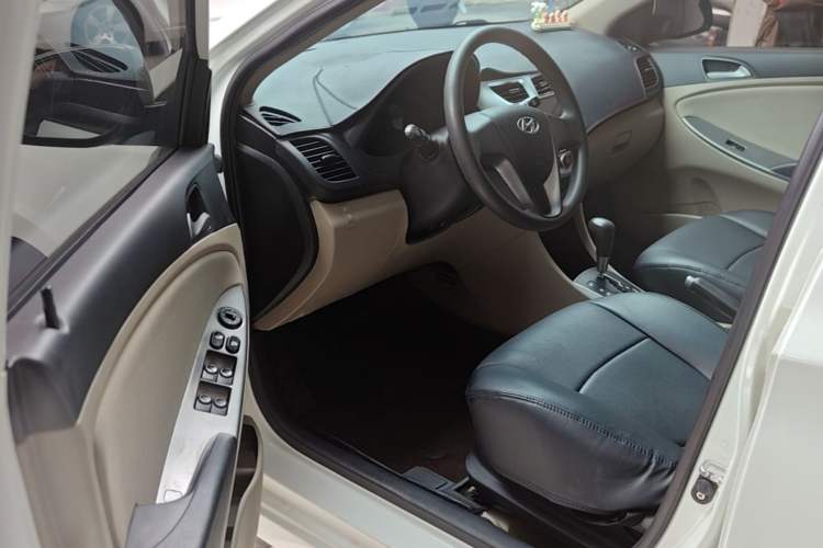 Used Hyundai Verna (older generation) 2014 1.4L Automatic Smart GLS Driver Seat