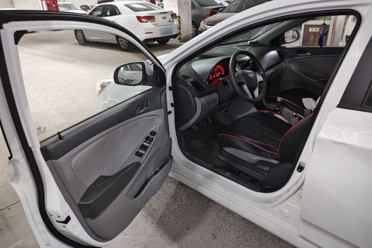 Used Hyundai Verna (older generation) 2014 1.4L Manual Smart GLS Trim Driver Seat