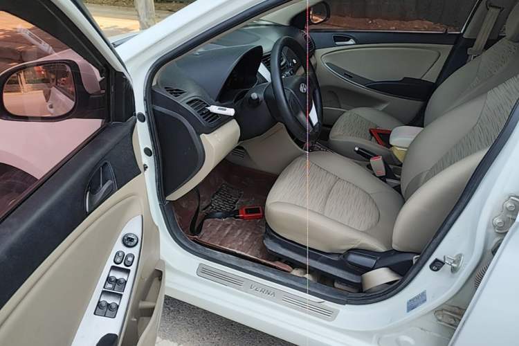 Used Hyundai Verna (older generation) 2014 1.4L Automatic Smart GLS Driver Seat