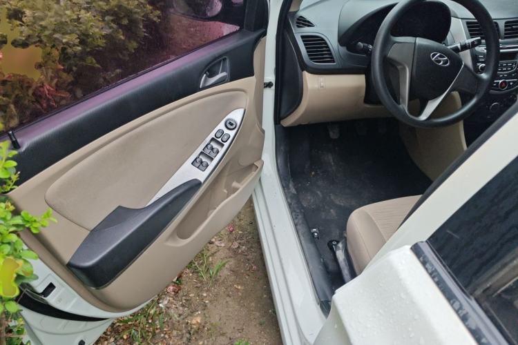 Used Hyundai Verna (older generation) 2014 1.4L Manual Smart GLS Trim Driver Seat