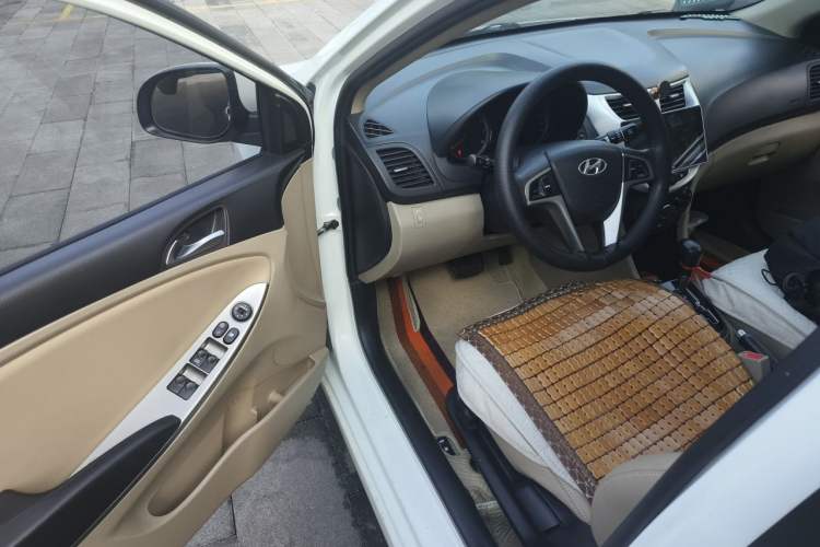 Used Hyundai Verna (older generation) 2014 1.6L Automatic Leading-Edge GLX Driver Seat