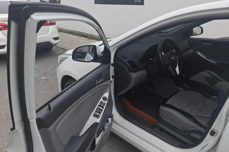 Used Hyundai Verna (older generation) 2014 1.4L Automatic Smart GLS Driver Seat