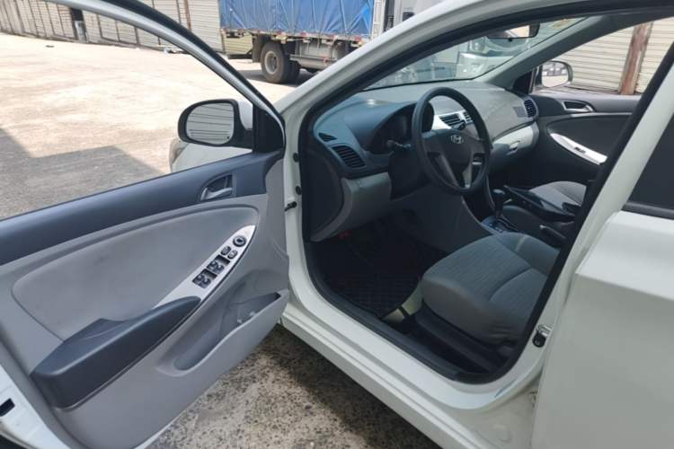 Used Hyundai Verna (older generation) 2014 1.4L Automatic Leading-Edge GLX Driver Seat