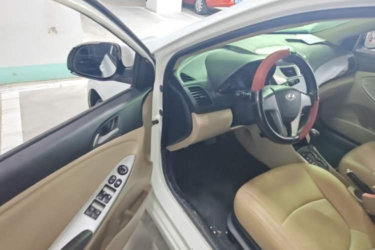 Used Hyundai Verna (older generation) 2014 1.4L Automatic Smart GLS Driver Seat