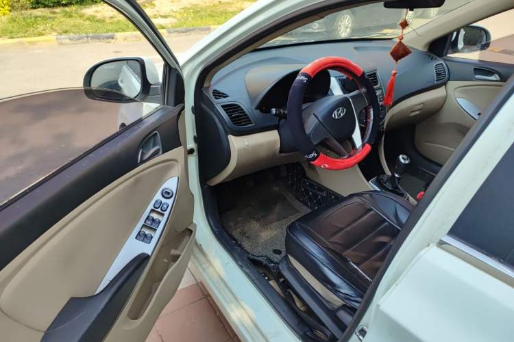 Used Hyundai Verna (older generation) 2014 1.4L Manual Smart GLS Trim Driver Seat