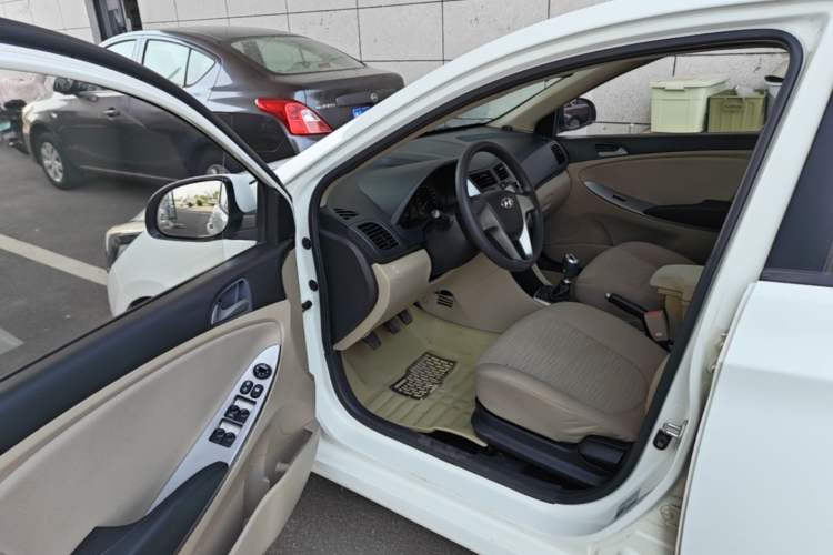 Used Hyundai Verna (older generation) 2014 1.4L Manual Smart GLS Trim Driver Seat
