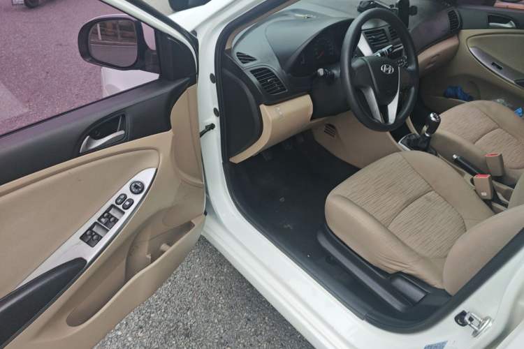 Used Hyundai Verna (older generation) 2014 1.4L Manual Smart GLS Trim Driver Seat