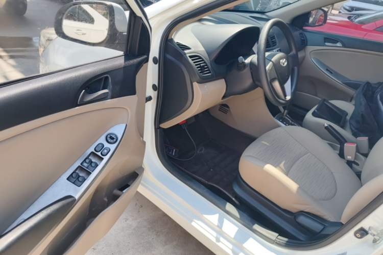 Used Hyundai Verna (older generation) 2014 1.4L Automatic Smart GLS Driver Seat