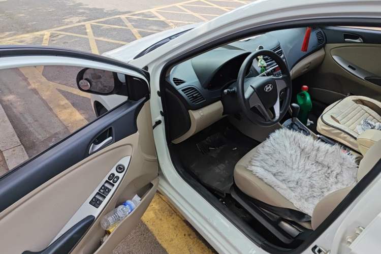 Used Hyundai Verna (older generation) 2014 1.4L Automatic Smart GLS Driver Seat
