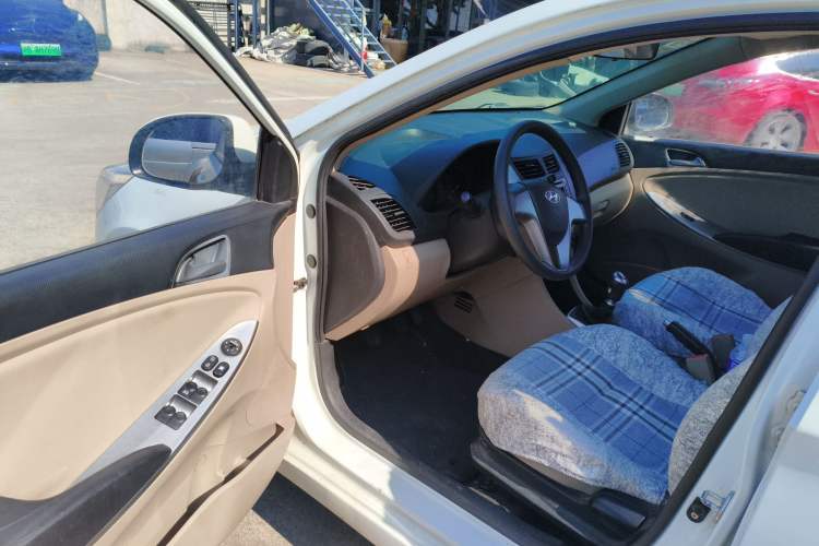Used Hyundai Verna (older generation) 2014 1.4L Manual Smart GLS Trim Driver Seat