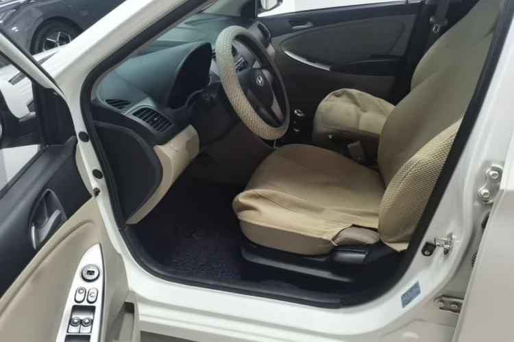 Used Hyundai Verna (older generation) 2014 1.4L Manual Smart GLS Trim Driver Seat
