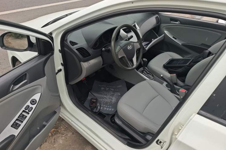 Used Hyundai Verna (older generation) 2014 1.4L Automatic Leading-Edge GLX Driver Seat