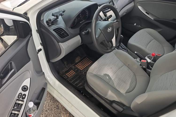 Used Hyundai Verna (older generation) 2014 1.4L Automatic Leading-Edge GLX Driver Seat