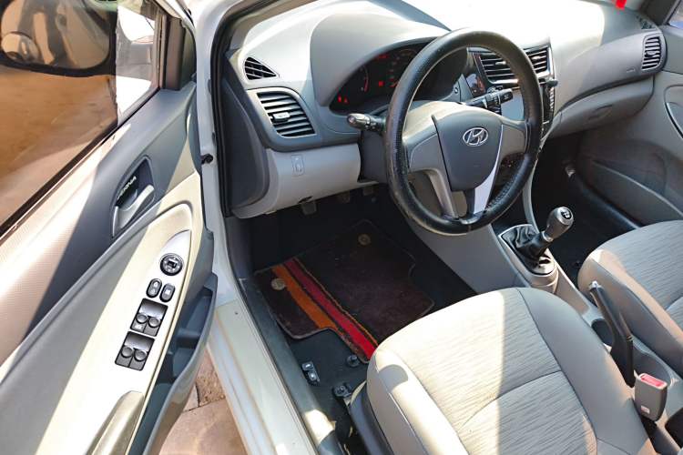 Used Hyundai Verna (older generation) 2014 1.4L Manual Smart GLS Trim Driver Seat
