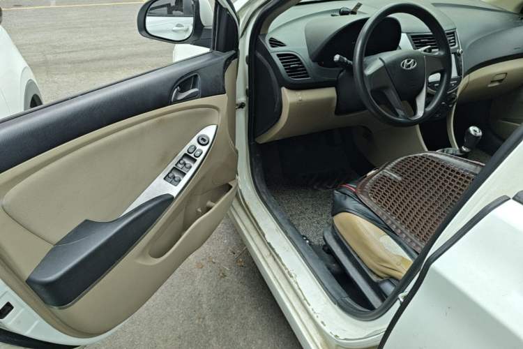 Used Hyundai Verna (older generation) 2014 1.4L Manual Smart GLS Trim Driver Seat