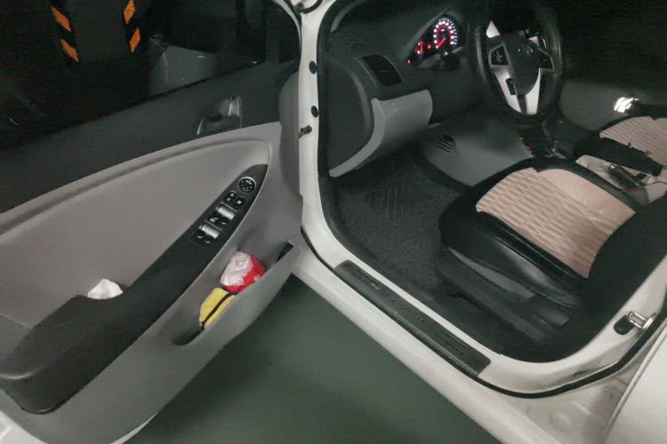 Used Hyundai Verna (older generation) 2014 1.4L Automatic Leading-Edge GLX Driver Seat