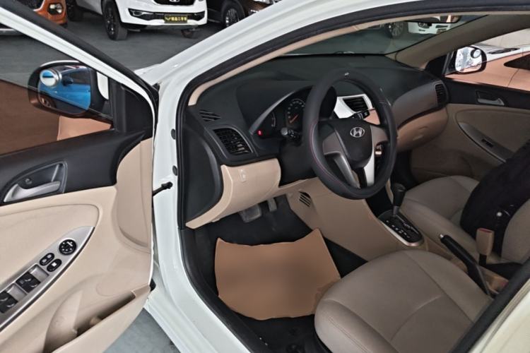 Used Hyundai Verna (older generation) 2014 1.4L Automatic Smart GLS Driver Seat