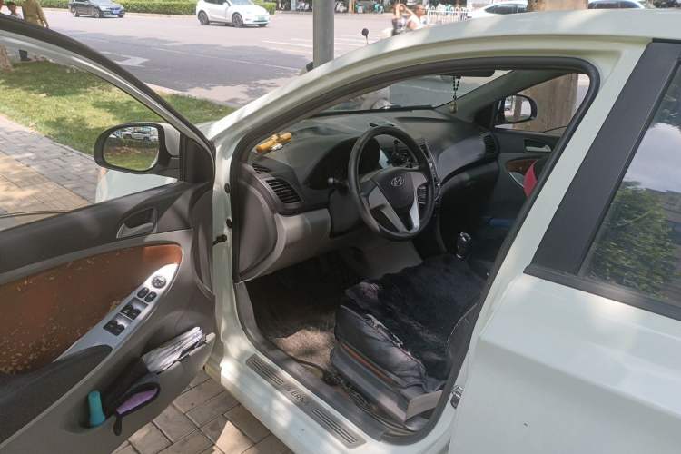 Used Hyundai Verna (older generation) 2014 1.4L Manual Smart GLS Trim Driver Seat