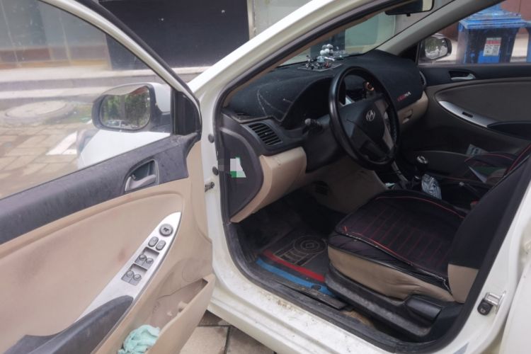 Used Hyundai Verna (older generation) 2014 1.4L Manual Smart GLS Trim Driver Seat