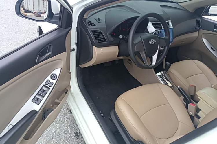 Used Hyundai Verna (older generation) 2014 1.4L Automatic Smart GLS Driver Seat