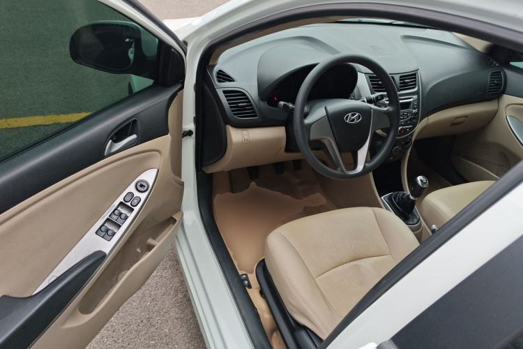 Used Hyundai Verna (older generation) 2014 1.4L Manual Smart GLS Trim Driver Seat