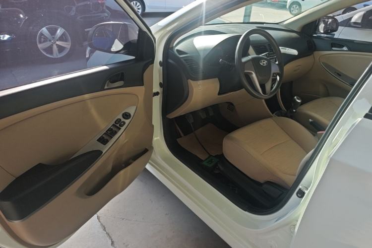 Used Hyundai Verna (older generation) 2014 1.4L Manual Smart GLS Trim Driver Seat