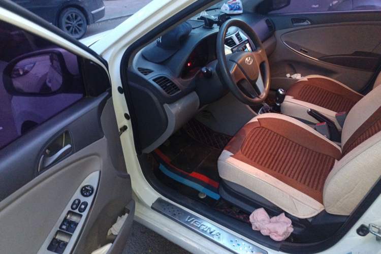 Used Hyundai Verna (older generation) 2014 1.4L Manual Smart GLS Trim Driver Seat