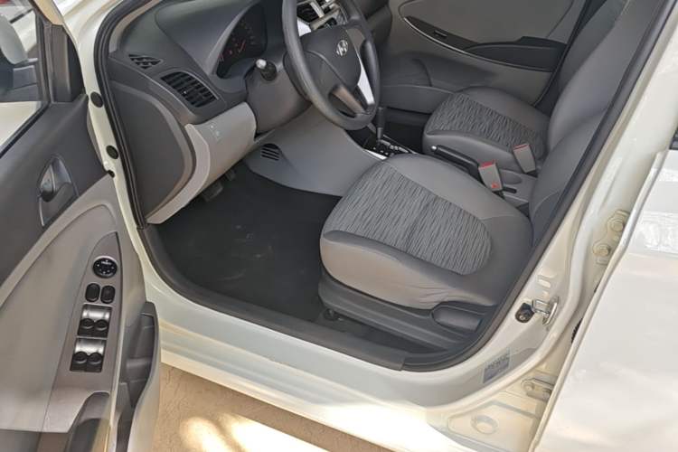 Used Hyundai Verna (older generation) 2014 1.4L Automatic Smart GLS Driver Seat