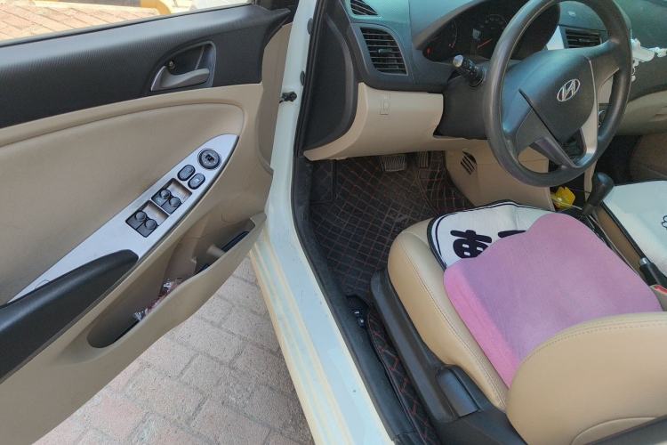 Used Hyundai Verna (older generation) 2014 1.4L Automatic Smart GLS Driver Seat