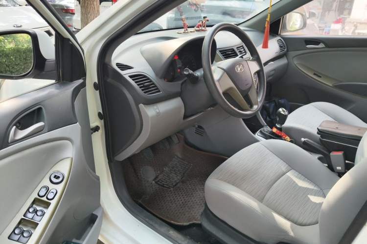 Used Hyundai Verna (older generation) 2014 1.4L Manual Smart GLS Trim Driver Seat