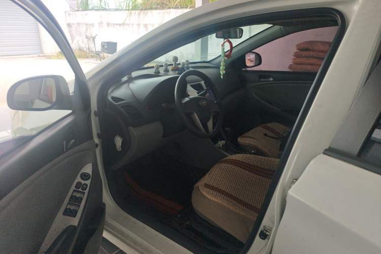 Used Hyundai Verna (older generation) 2014 1.4L Automatic Smart GLS Driver Seat
