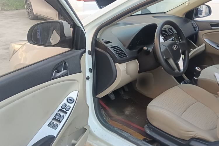 Used Hyundai Verna (older generation) 2014 1.4L Manual Smart GLS Trim Driver Seat