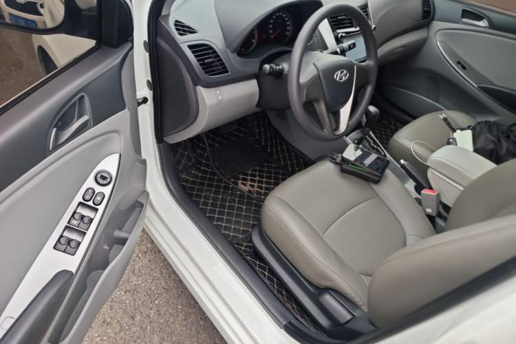 Used Hyundai Verna (older generation) 2014 1.4L Automatic Leading-Edge GLX Driver Seat