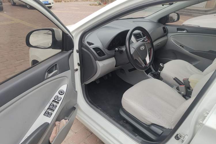 Used Hyundai Verna (older generation) 2014 1.4L Manual Smart GLS Trim Driver Seat