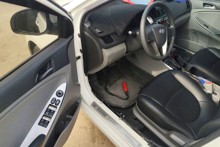 Used Hyundai Verna (older generation) 2014 1.4L Automatic Smart GLS Driver Seat