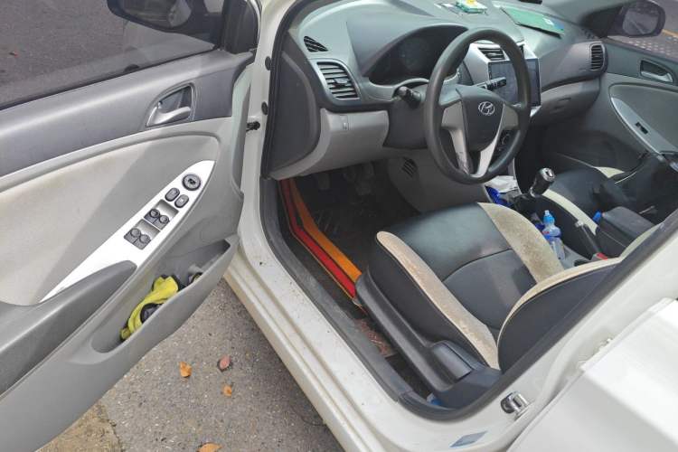 Used Hyundai Verna (older generation) 2014 1.4L Manual Smart GLS Trim Driver Seat