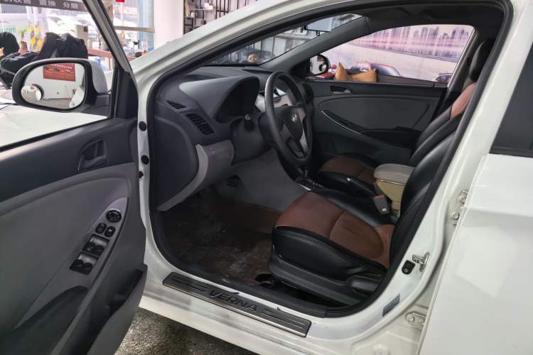 Used Hyundai Verna (older generation) 2014 1.4L Automatic Smart GLS Driver Seat