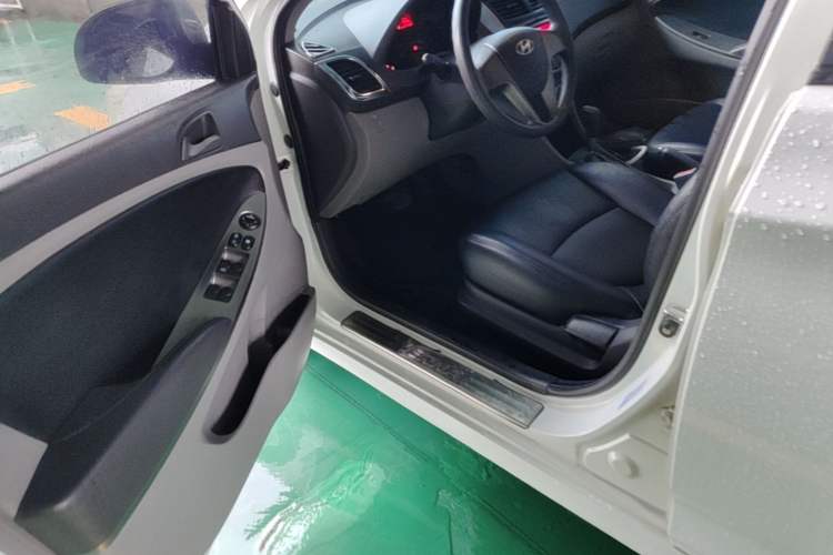 Used Hyundai Verna (older generation) 2014 1.4L Automatic Smart GLS Driver Seat