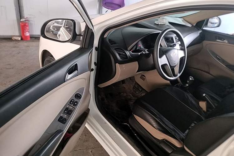 Used Hyundai Verna (older generation) 2014 1.4L Manual Smart GLS Trim Driver Seat