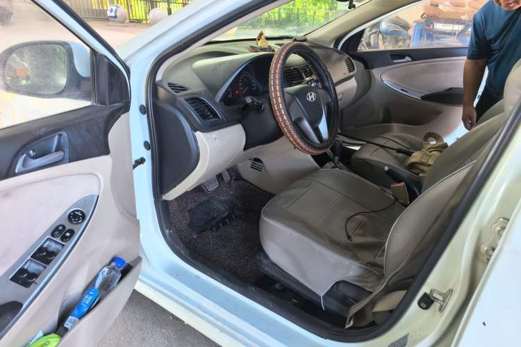 Used Hyundai Verna (older generation) 2014 1.4L Automatic Leading-Edge GLX Driver Seat