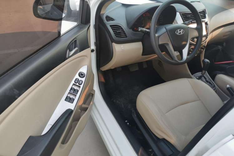 Used Hyundai Verna (older generation) 2014 1.4L Automatic Smart GLS Driver Seat
