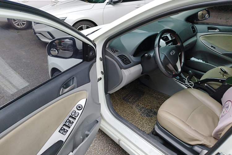 Used Hyundai Verna (older generation) 2014 1.4L Automatic Smart GLS Driver Seat