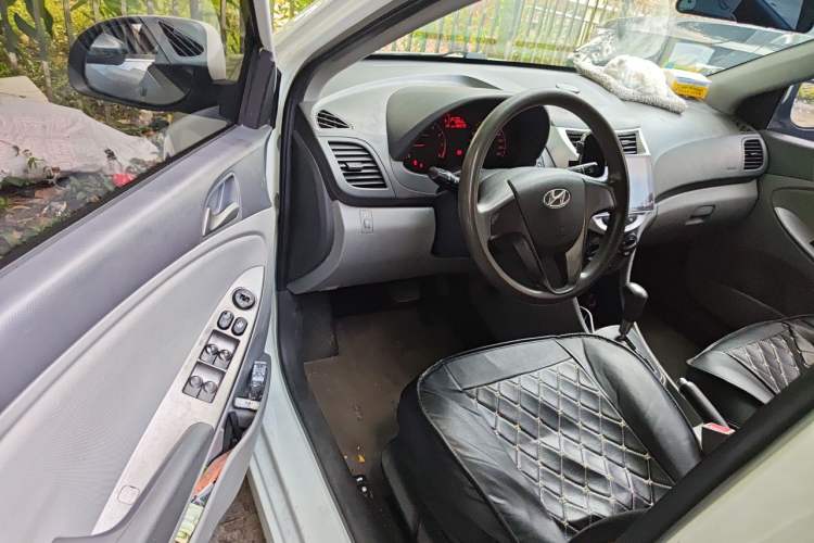 Used Hyundai Verna (older generation) 2014 1.4L Automatic Smart GLS Driver Seat