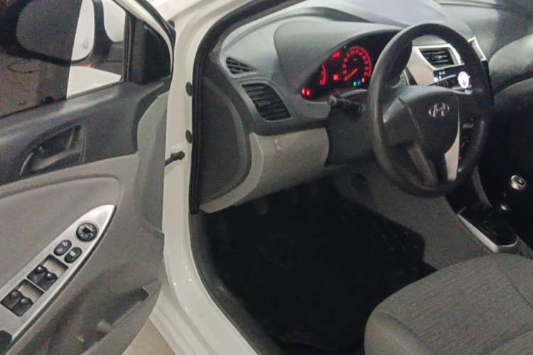 Used Hyundai Verna (older generation) 2014 1.4L Manual Smart GLS Trim Driver Seat