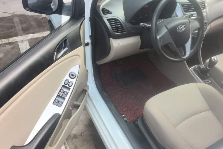 Used Hyundai Verna (older generation) 2014 1.4L Manual Smart GLS Trim Driver Seat