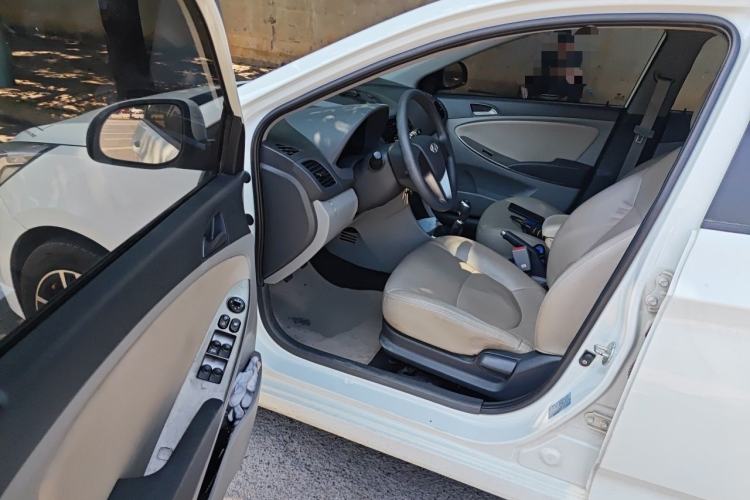 Used Hyundai Verna (older generation) 2014 1.4L Manual Smart GLS Trim Driver Seat