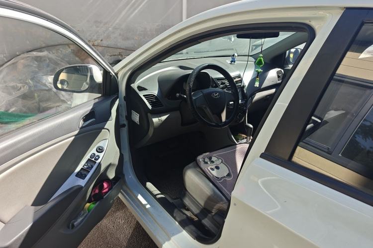 Used Hyundai Verna (older generation) 2014 1.4L Automatic Leading-Edge GLX Driver Seat